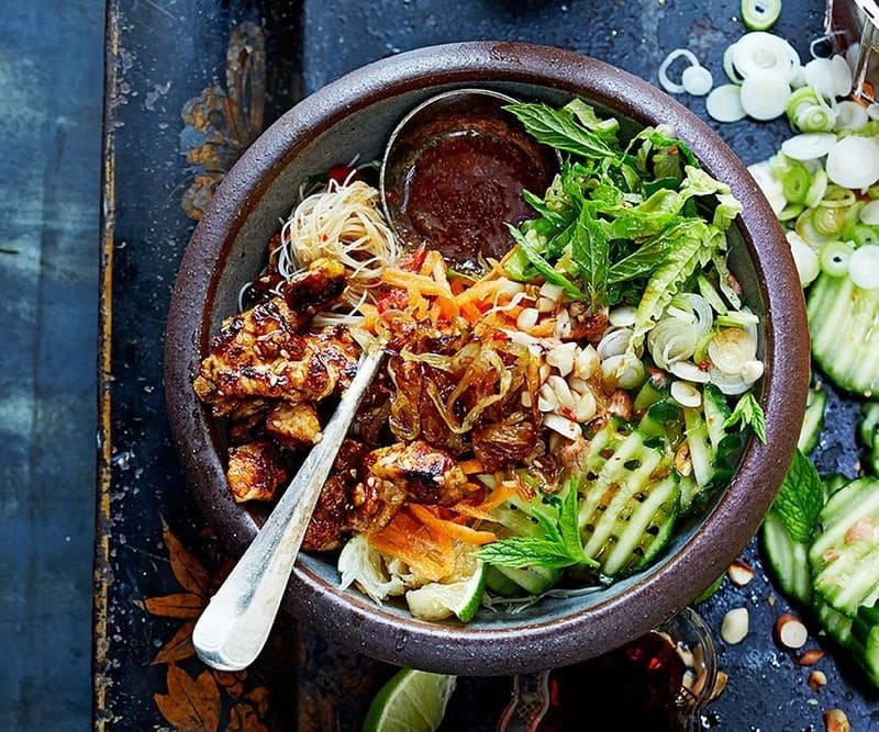 Bun cha met plakkerige pittige tofu