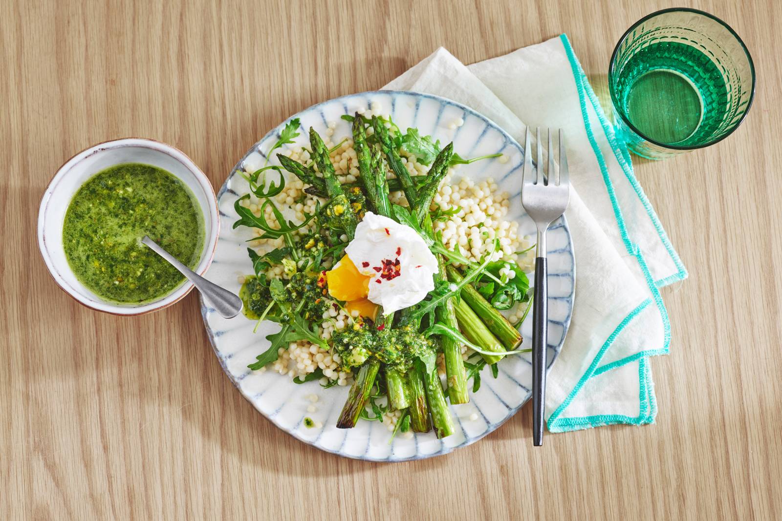 Groene asperges met parelcouscous en pistachepesto