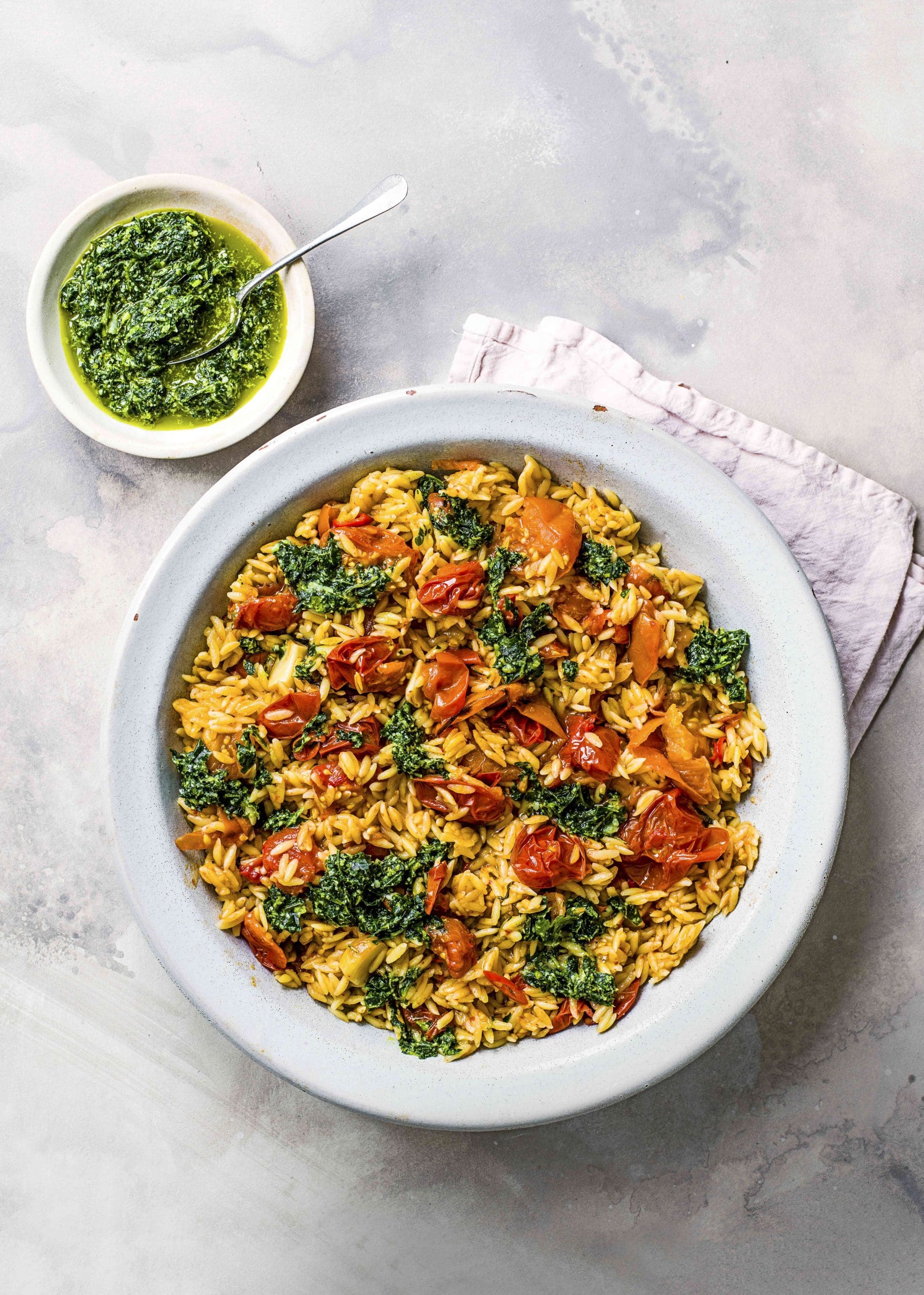 Orzo met tomaat, vermout en kruidensalsa