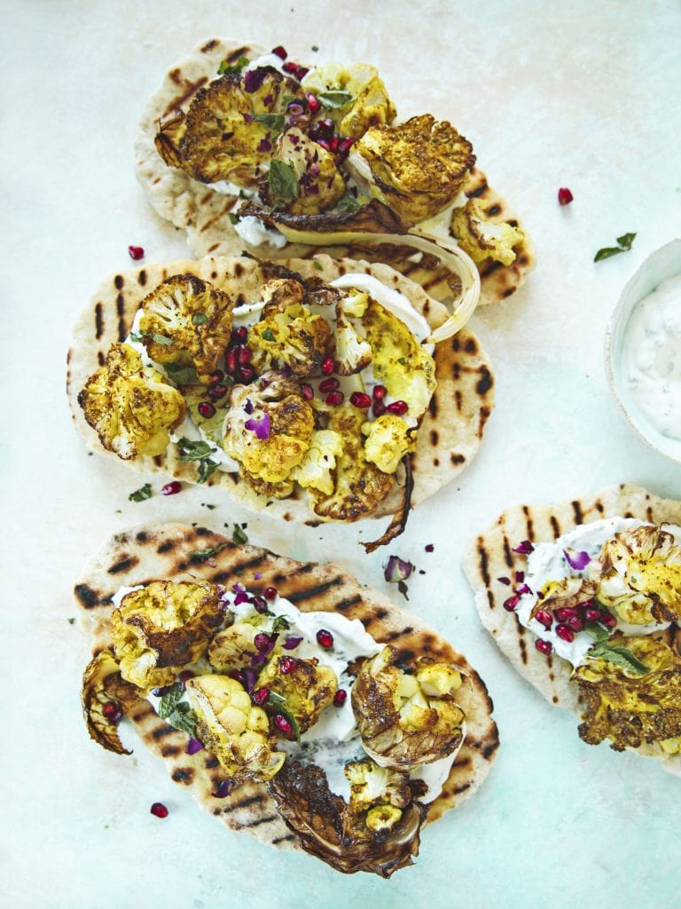 Flatbreads met geroosterde bloemkool en yoghurt