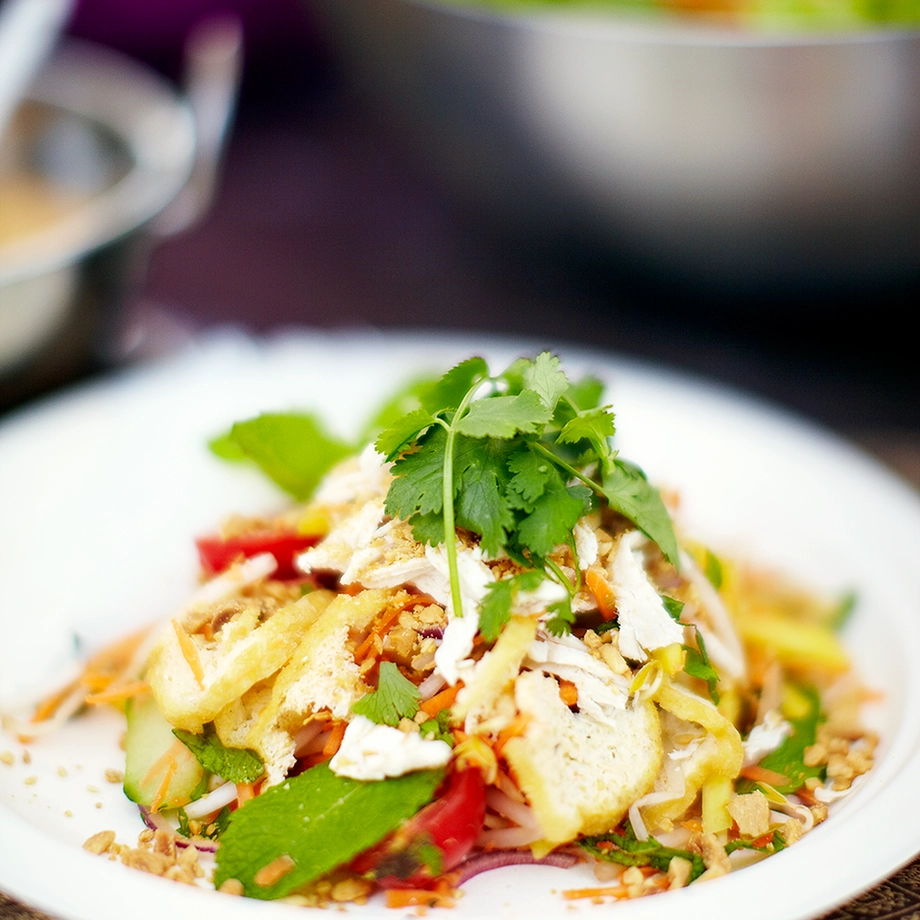 Papaja-Mangosalade met geroosterde zalm en cripsy rijstvellen