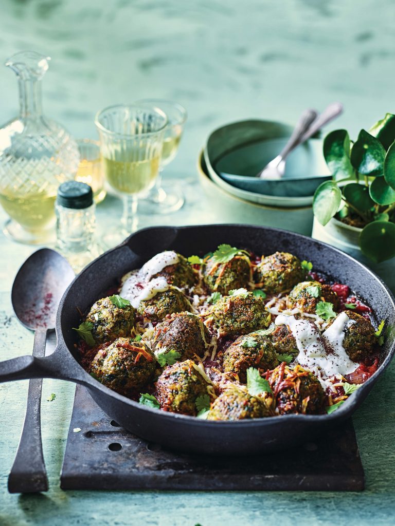 Vegetarische balletjes met halloumi in tomatensaus