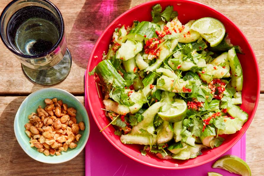 Salade van gekneusde komkommer