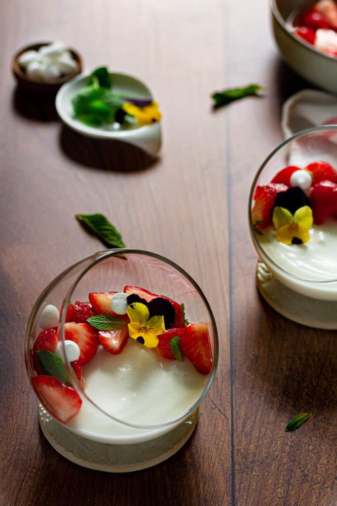 Yoghurtmousse met aardbeien en vlierbloesem