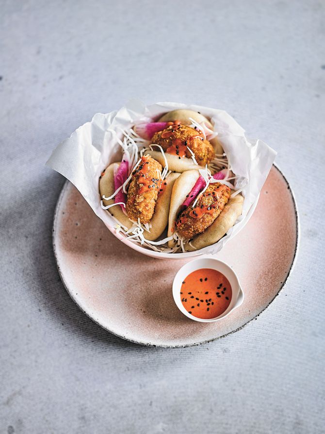 Bao buns met knapperige garnalen en chilimayo
