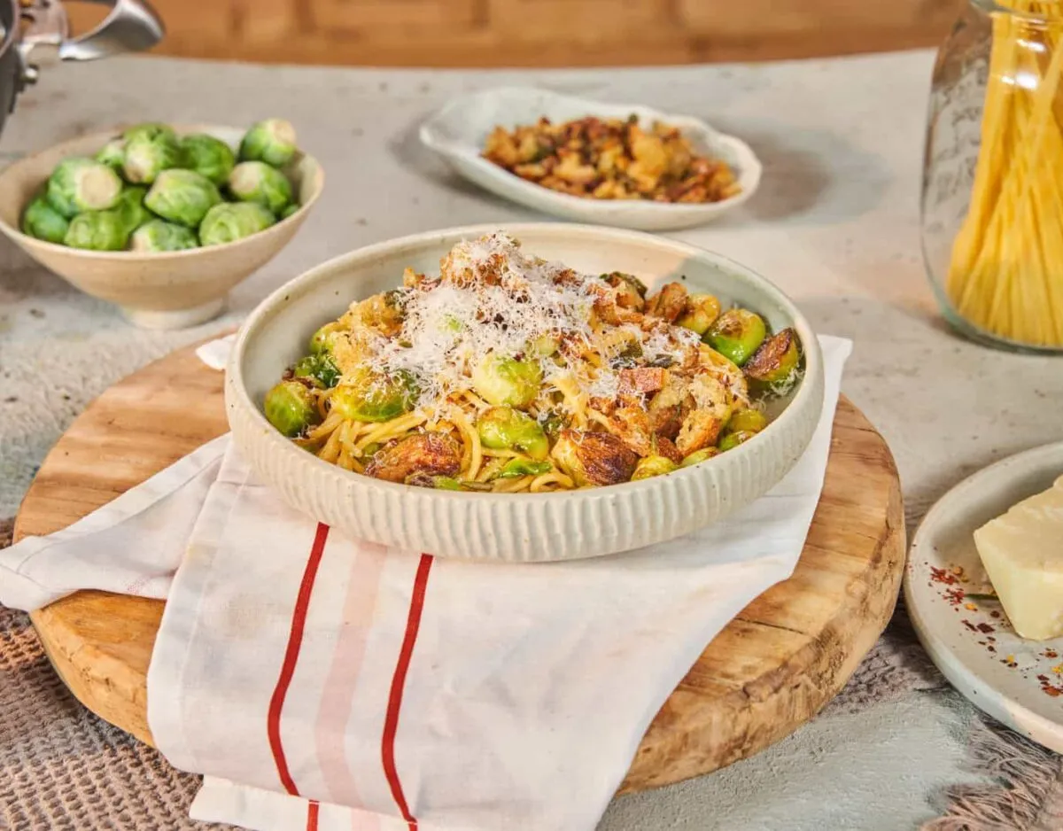 Simpele pasta met citroen en gekaramelliseerde spruitjes